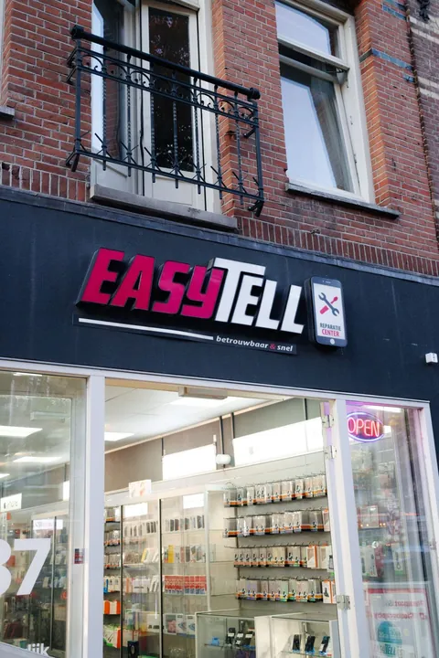 Interieur van de EASYTELL winkel: schappen met hoesjes en accessoires